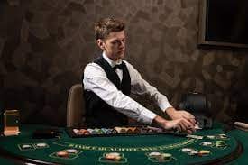 Aplikasi mobile Caribbean Stud Poker online138 menampilkan kartu dan taruhan